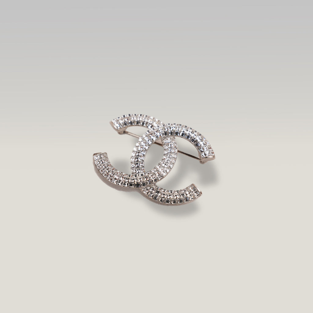 Chanel Spilla Vintage CC del 2016 in Metallo Argentato con Strass e Cristalli Bianchi