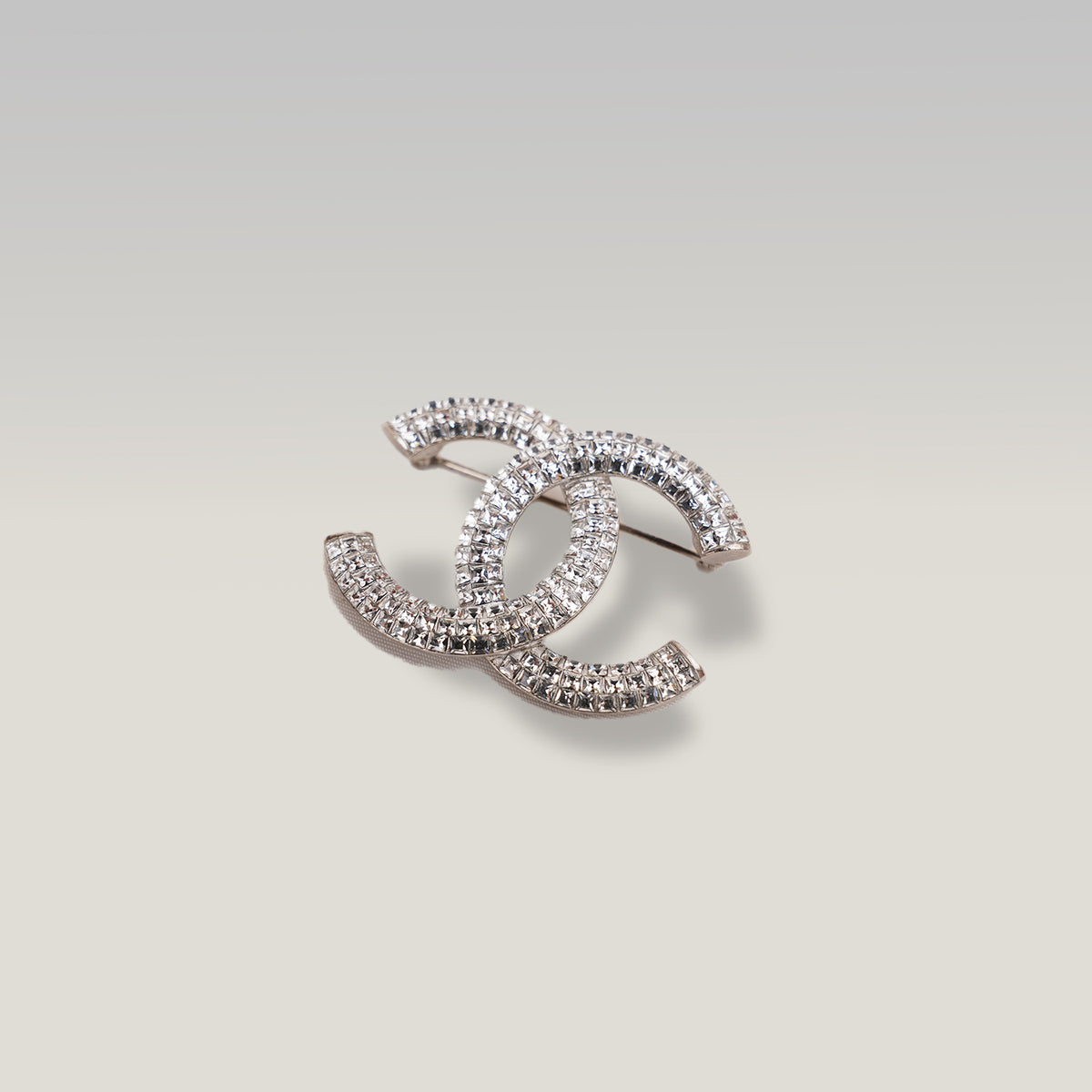 Chanel Spilla Vintage CC del 2016 in Metallo Argentato con Strass e Cristalli Bianchi