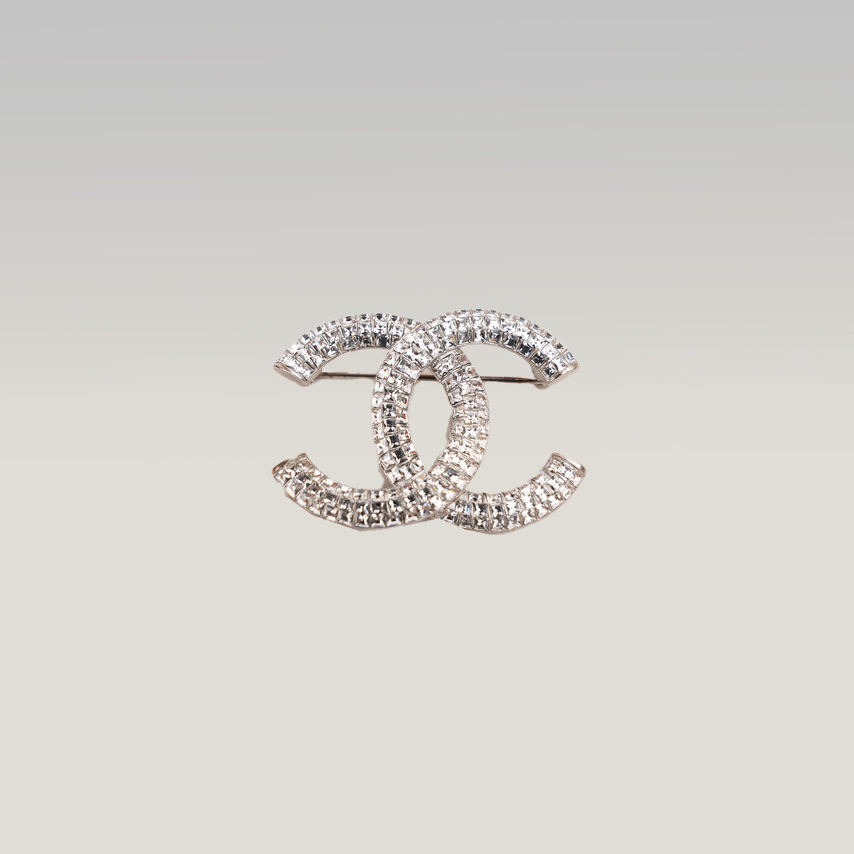 Chanel Spilla Vintage CC del 2016 in Metallo Argentato con Strass e Cristalli Bianchi
