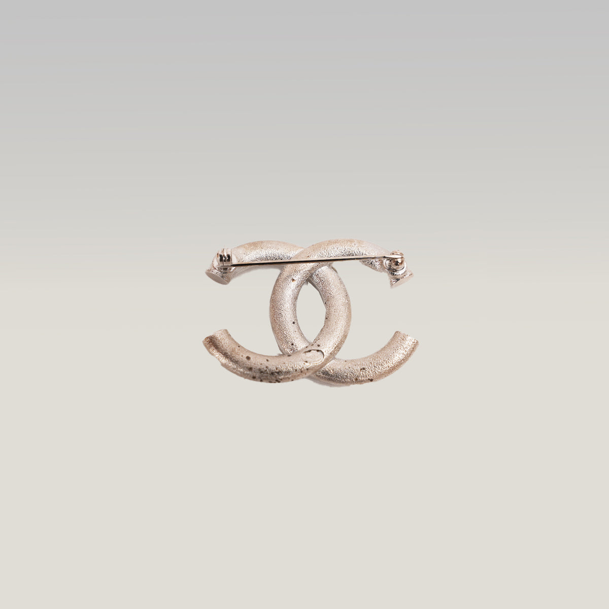 Chanel Spilla Vintage CC del 2016 in Metallo Argentato con Strass e Cristalli Bianchi