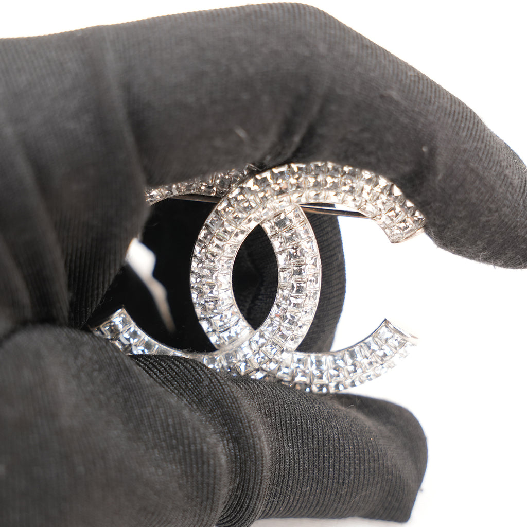 Chanel Spilla Vintage CC del 2016 in Metallo Argentato con Strass e Cristalli Bianchi