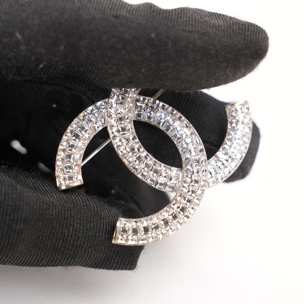 Chanel Spilla Vintage CC del 2016 in Metallo Argentato con Strass e Cristalli Bianchi
