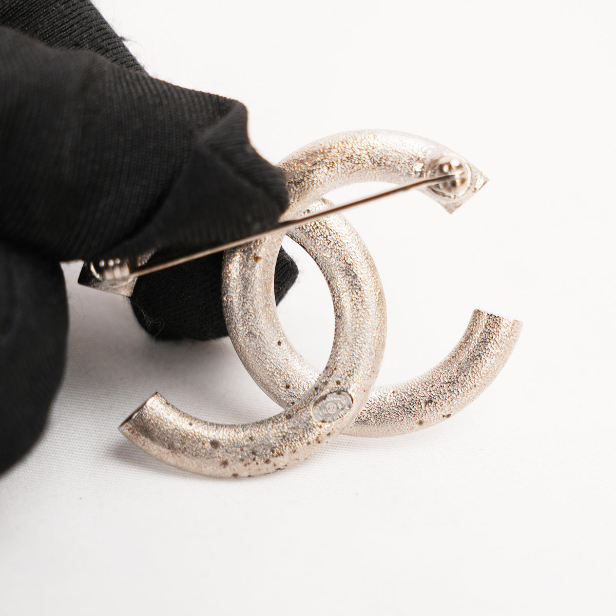 Chanel Spilla Vintage CC del 2016 in Metallo Argentato con Strass e Cristalli Bianchi