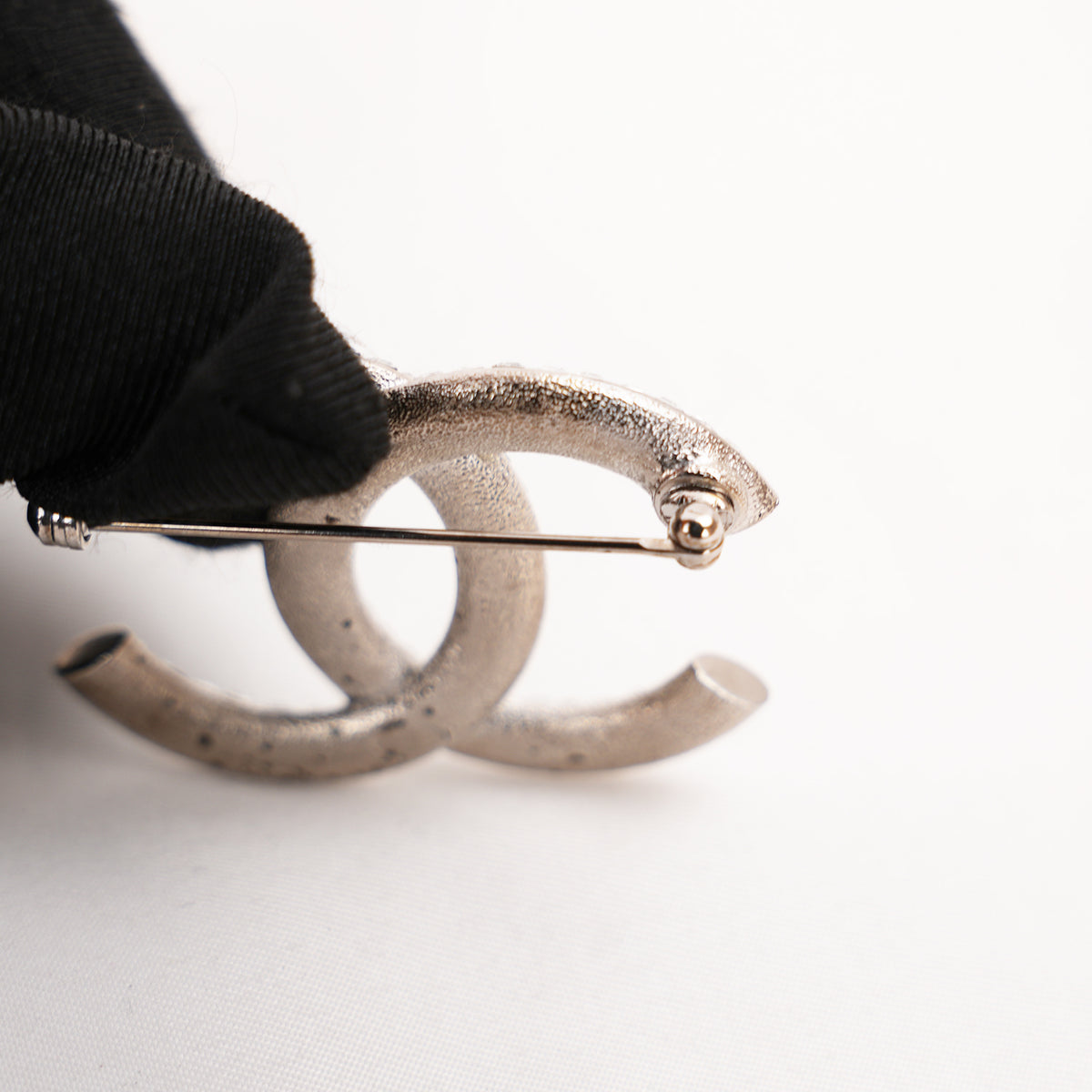 Chanel Spilla Vintage CC del 2016 in Metallo Argentato con Strass e Cristalli Bianchi