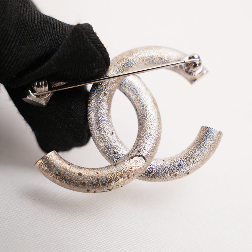 Chanel Spilla Vintage CC del 2016 in Metallo Argentato con Strass e Cristalli Bianchi