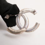 Chanel Spilla Vintage CC del 2016 in Metallo Argentato con Strass e Cristalli Bianchi