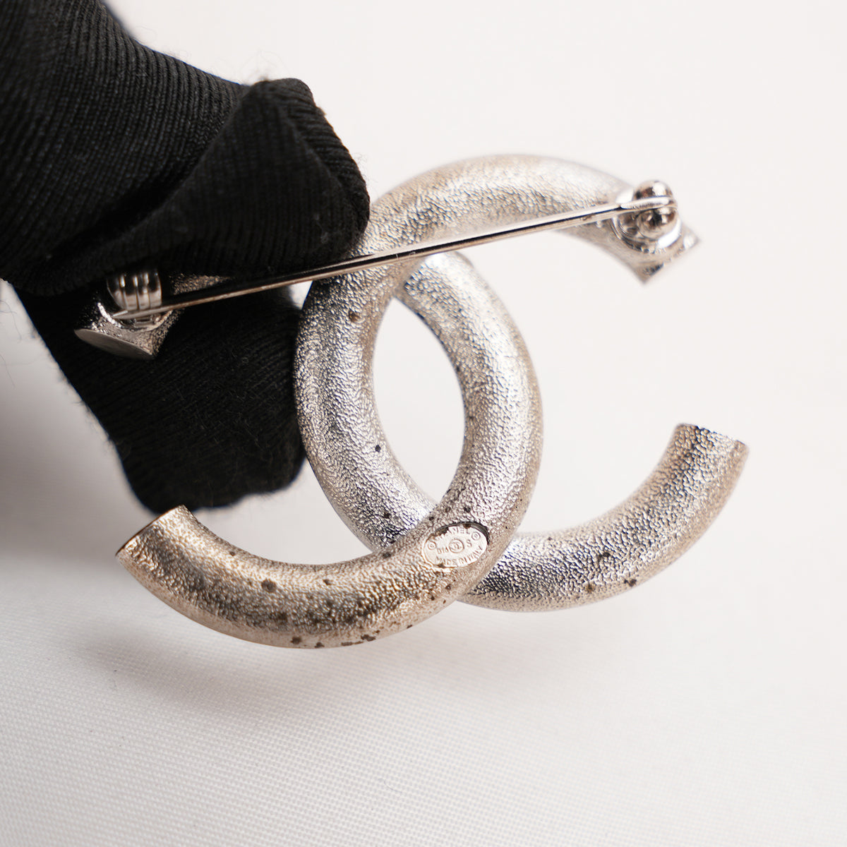 Chanel Spilla Vintage CC del 2016 in Metallo Argentato con Strass e Cristalli Bianchi