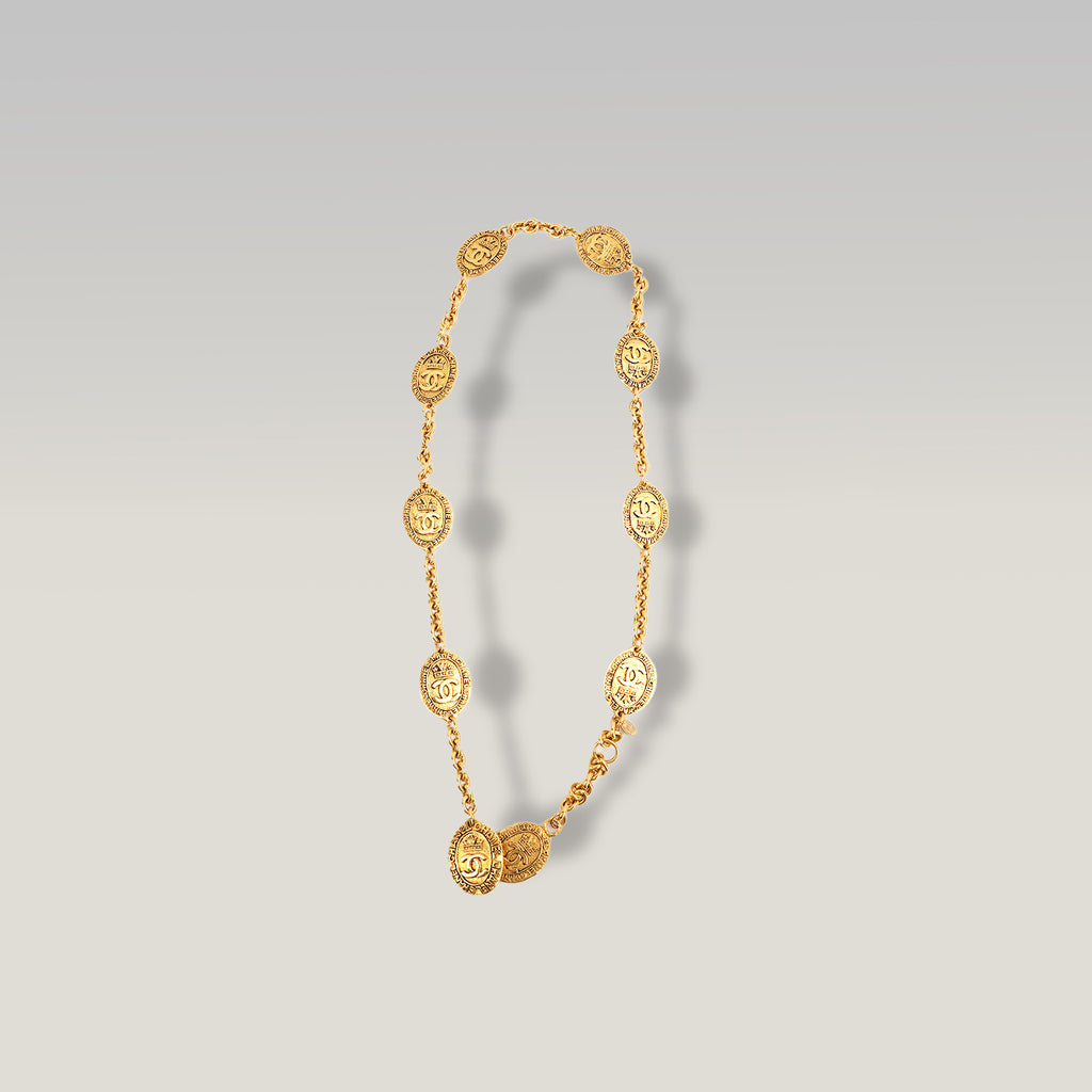 Chanel Cintura a Catena Vintage in Metallo Dorato con Medaglioni Ovali Logo CC e Incisione Paris