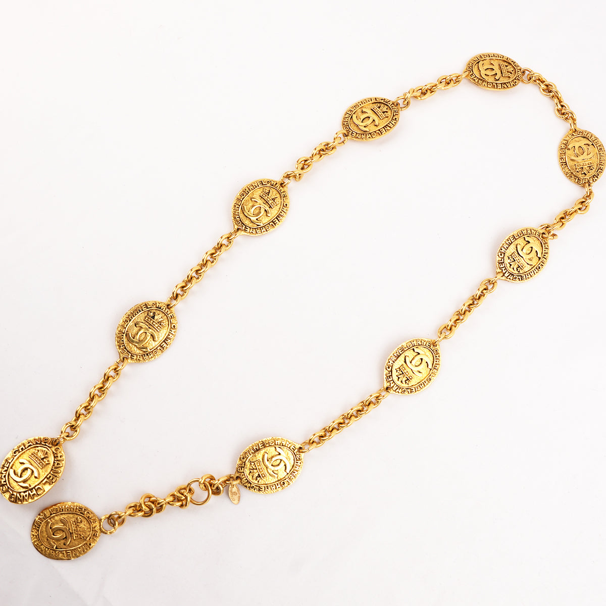 Chanel Cintura a Catena Vintage in Metallo Dorato con Medaglioni Ovali Logo CC e Incisione Paris