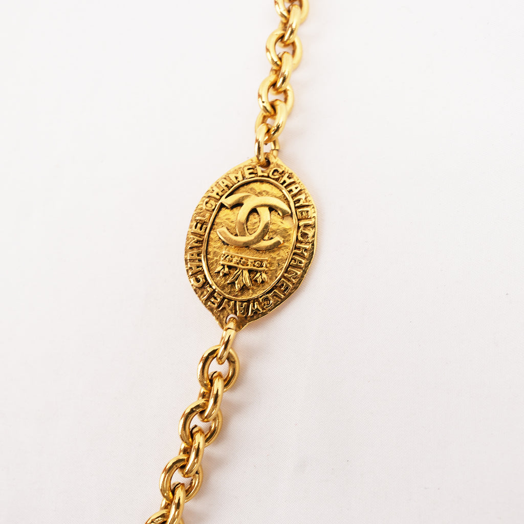 Chanel Cintura a Catena Vintage in Metallo Dorato con Medaglioni Ovali Logo CC e Incisione Paris