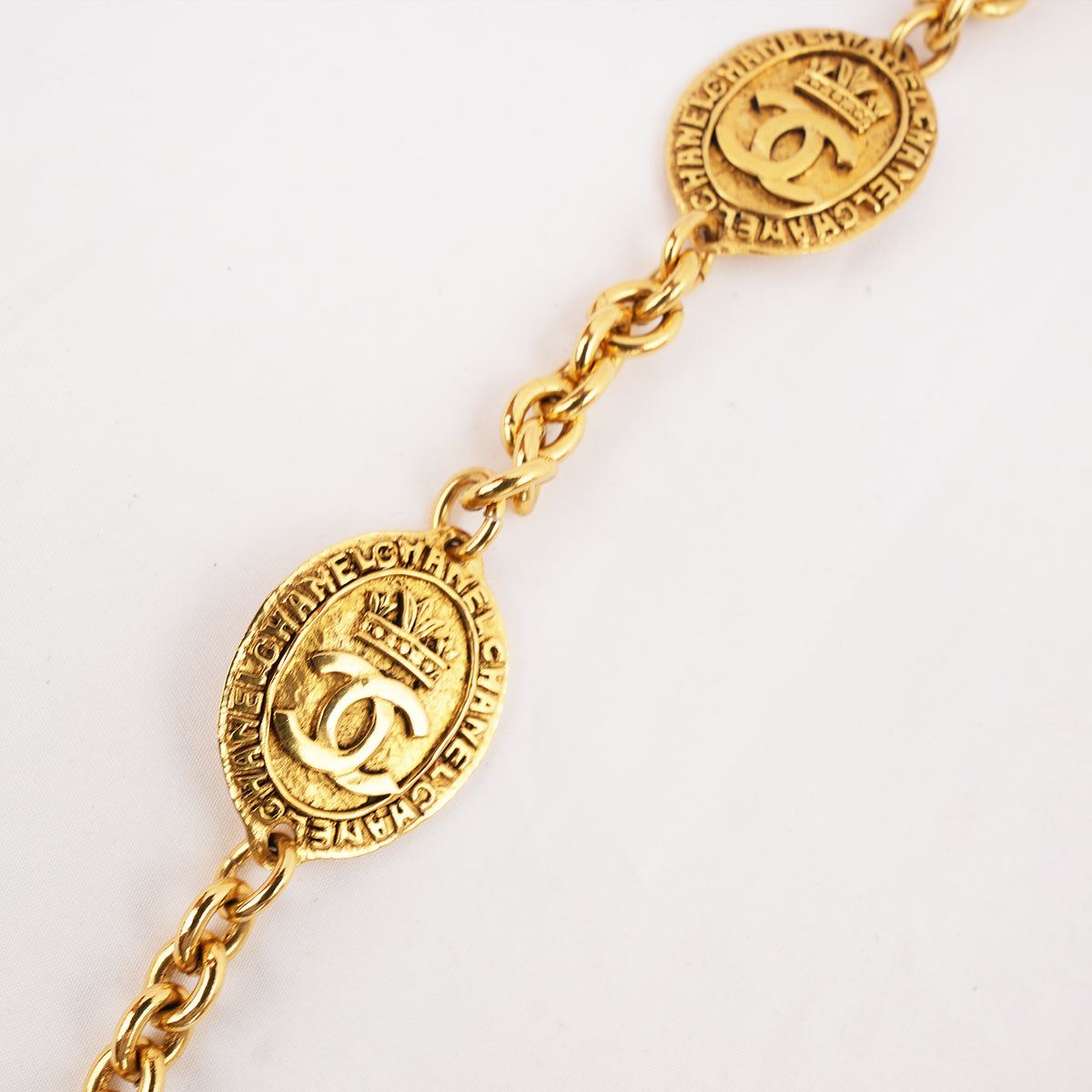 Chanel Cintura a Catena Vintage in Metallo Dorato con Medaglioni Ovali Logo CC e Incisione Paris