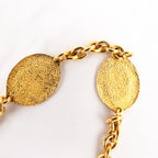 Chanel Cintura a Catena Vintage in Metallo Dorato con Medaglioni Ovali Logo CC e Incisione Paris