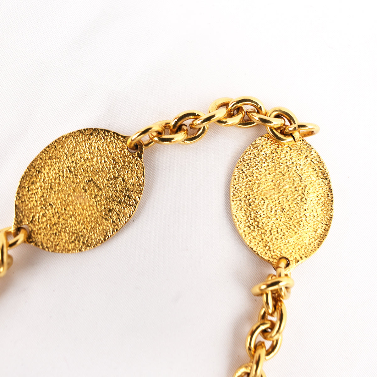 Chanel Cintura a Catena Vintage in Metallo Dorato con Medaglioni Ovali Logo CC e Incisione Paris