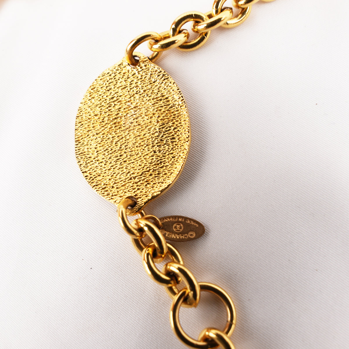 Chanel Cintura a Catena Vintage in Metallo Dorato con Medaglioni Ovali Logo CC e Incisione Paris