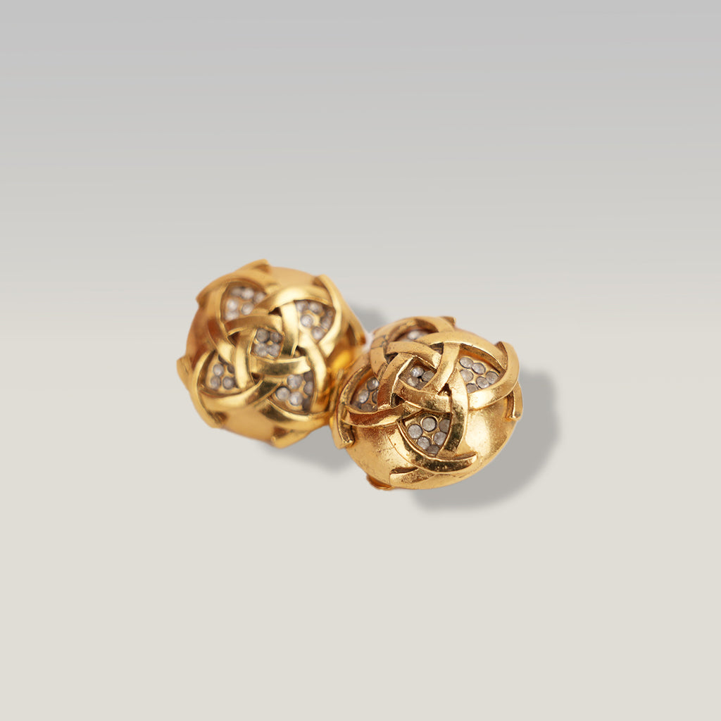 Chanel Orecchini a Clip Rotondi in Metallo Dorato con Logo CC e Strass – Bijoux Vintage