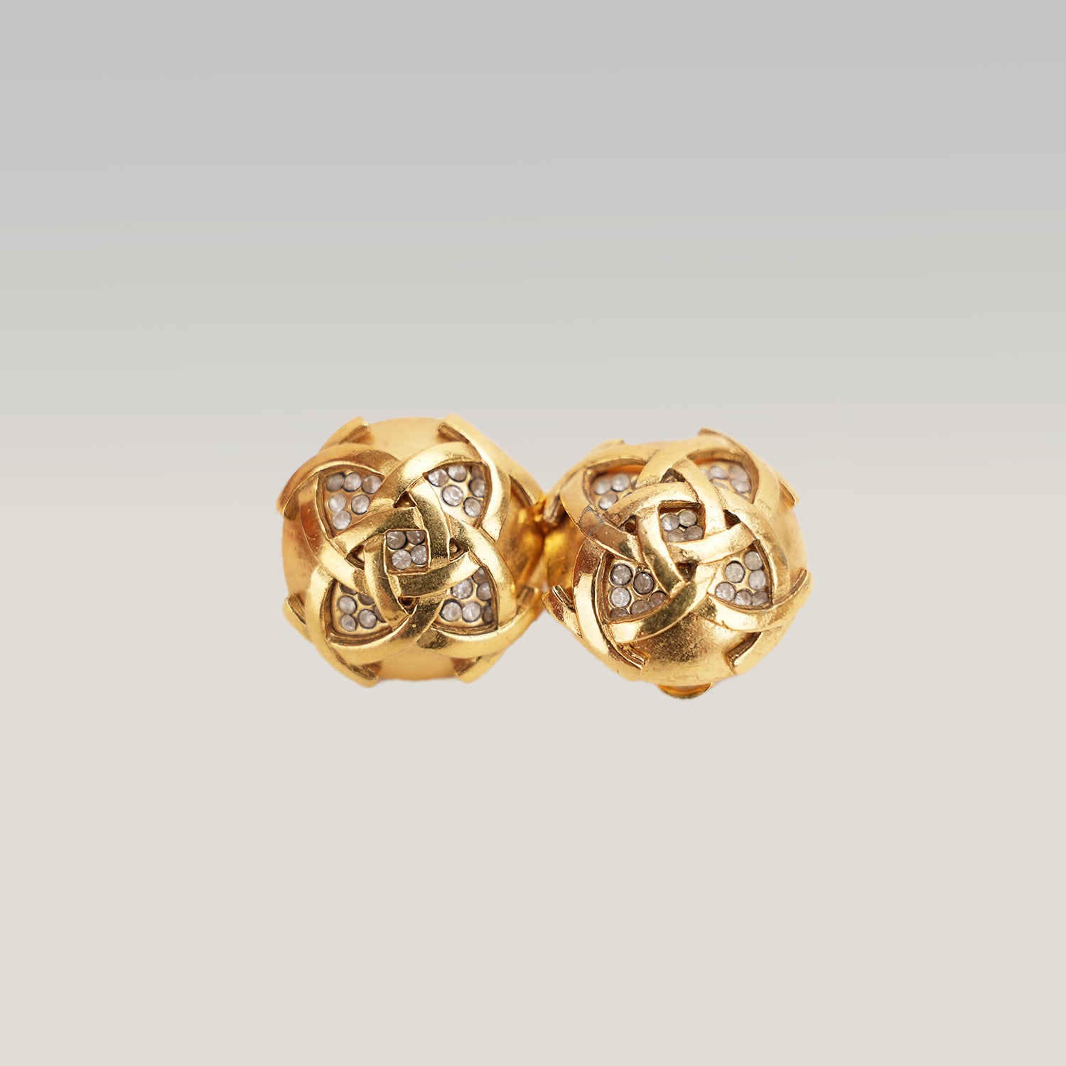 Chanel Orecchini a Clip Rotondi in Metallo Dorato con Logo CC e Strass – Bijoux Vintage