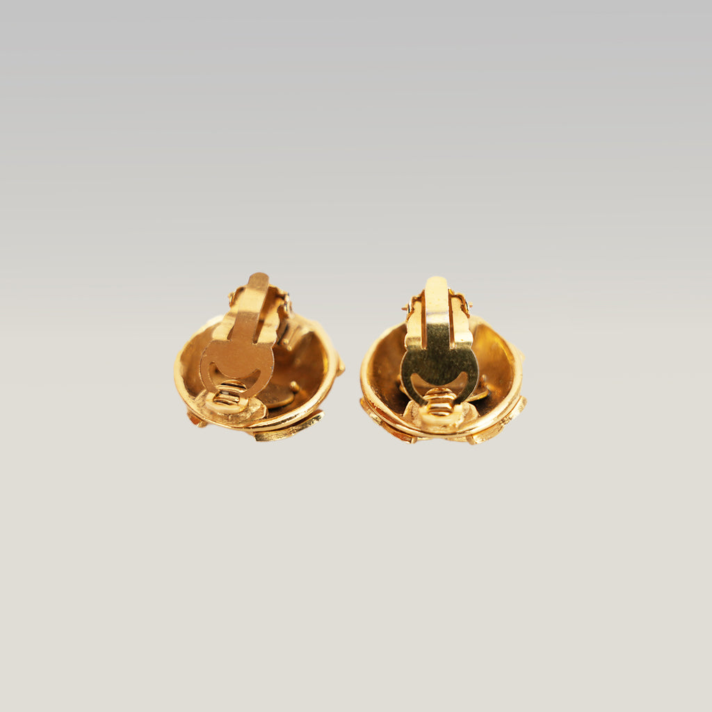 Chanel Orecchini a Clip Rotondi in Metallo Dorato con Logo CC e Strass – Bijoux Vintage