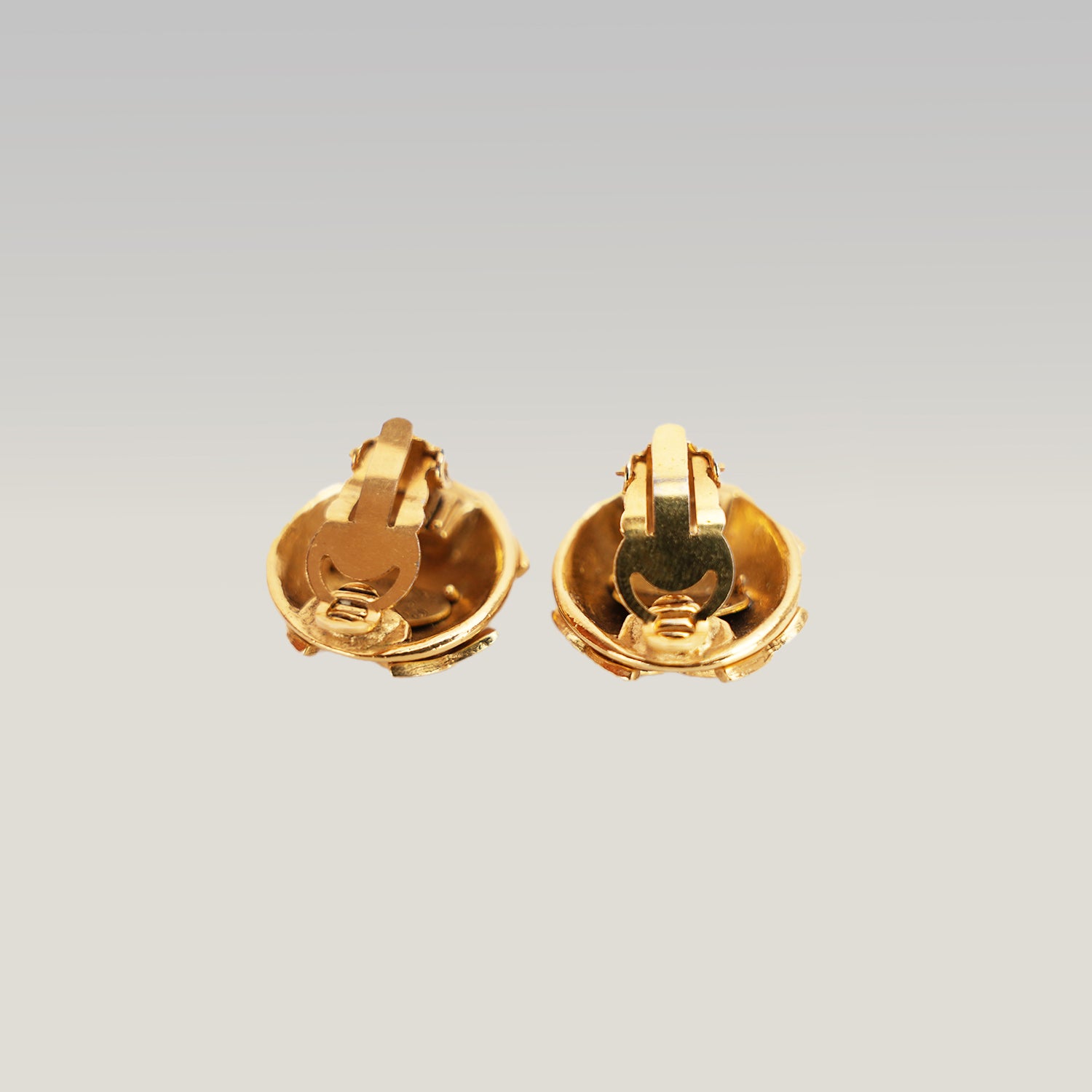 Chanel Orecchini a Clip Rotondi in Metallo Dorato con Logo CC e Strass – Bijoux Vintage