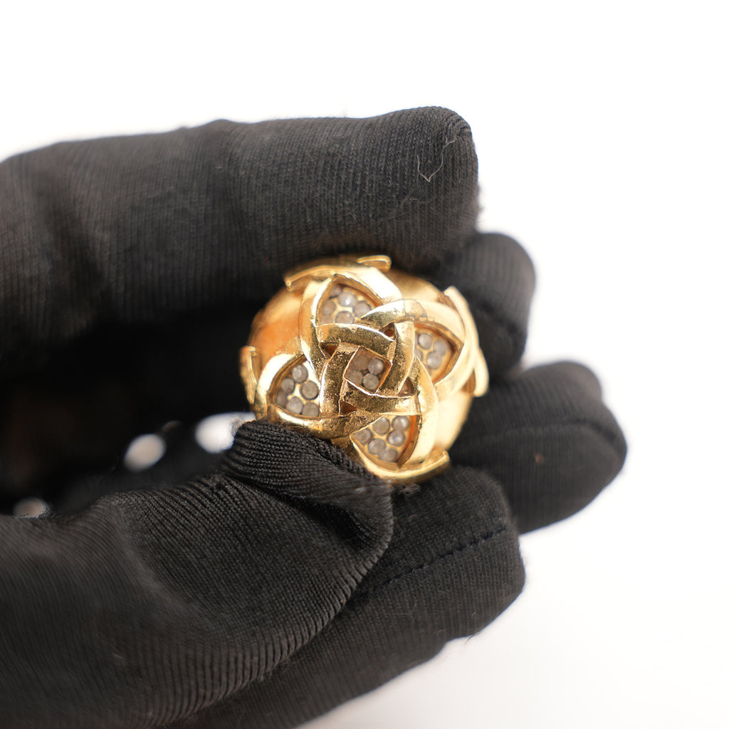 Chanel Orecchini a Clip Rotondi in Metallo Dorato con Logo CC e Strass – Bijoux Vintage