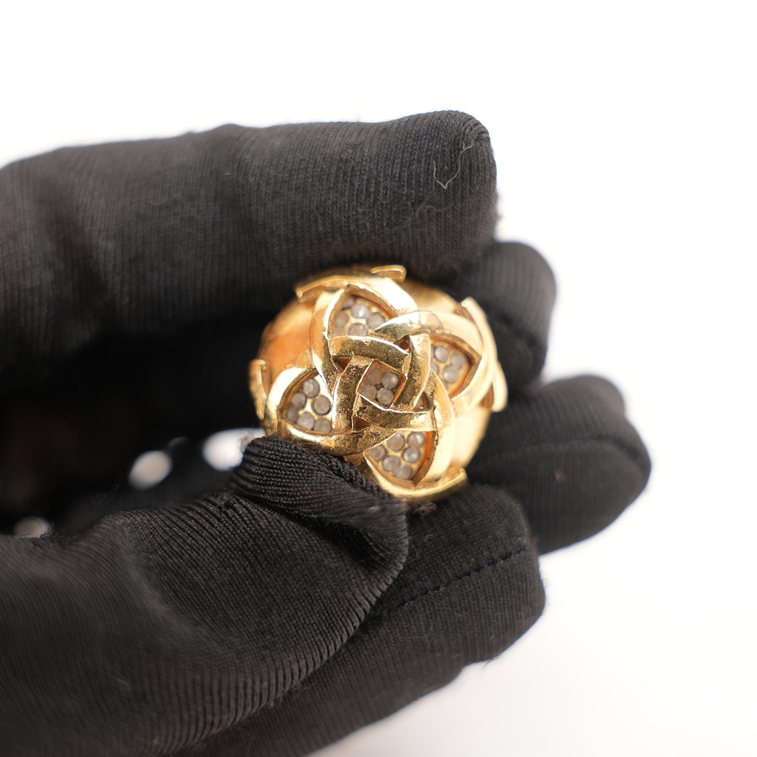 Chanel Orecchini a Clip Rotondi in Metallo Dorato con Logo CC e Strass – Bijoux Vintage