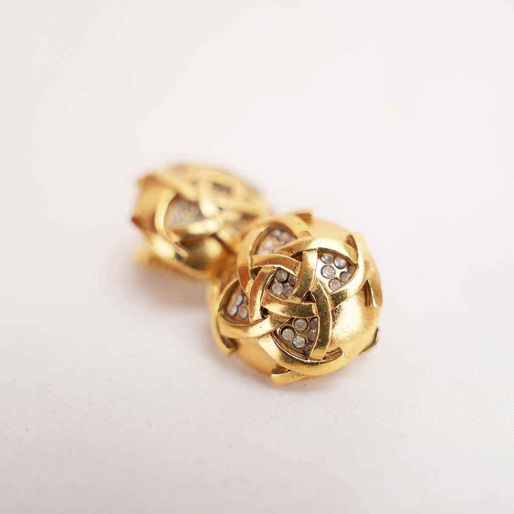 Chanel Orecchini a Clip Rotondi in Metallo Dorato con Logo CC e Strass – Bijoux Vintage