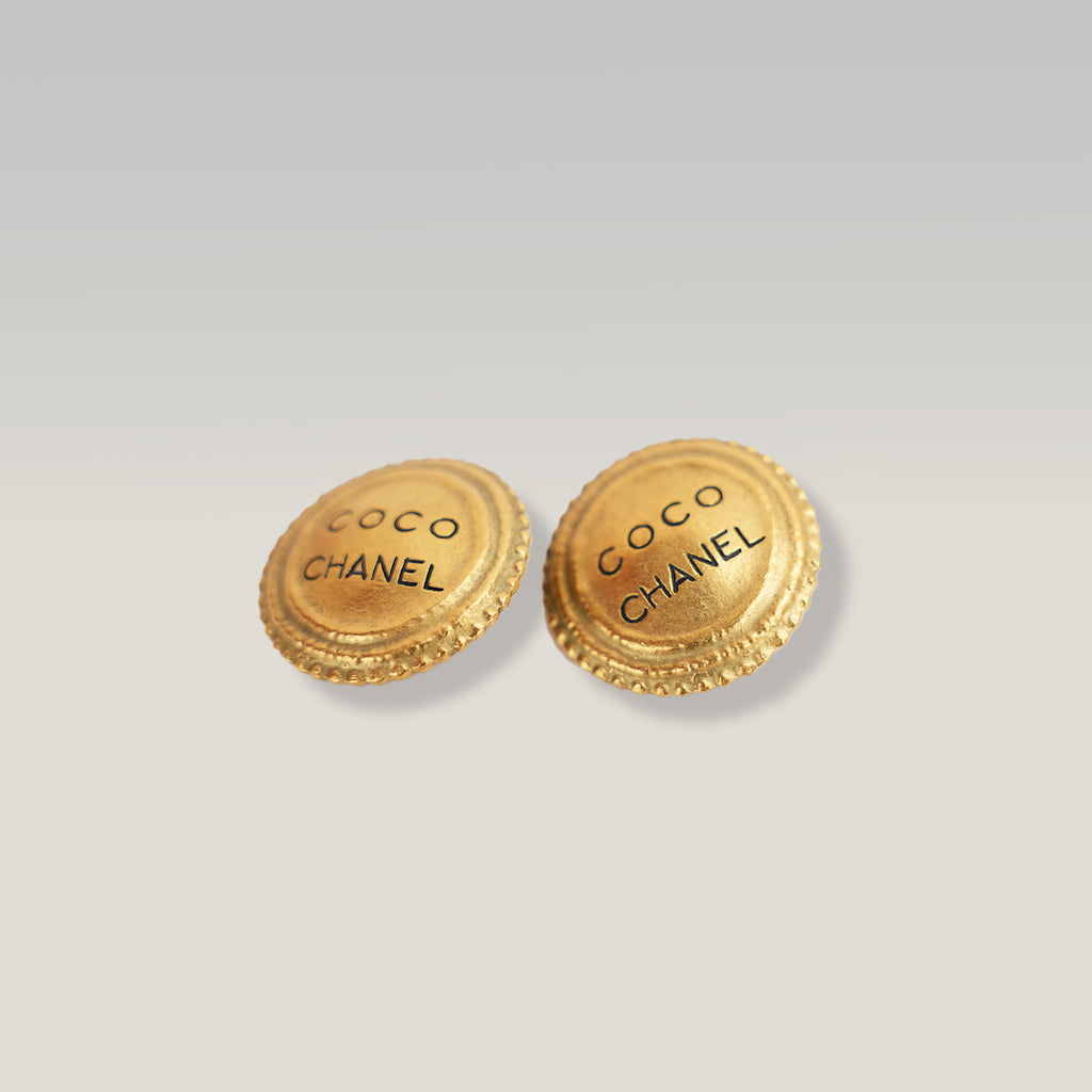 Chanel Orecchini a Clip Rotondi Vintage in Lega Metallica Dorata con Logo Coco Chanel