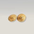 Chanel Orecchini a Clip Rotondi Vintage in Lega Metallica Dorata con Logo Coco Chanel