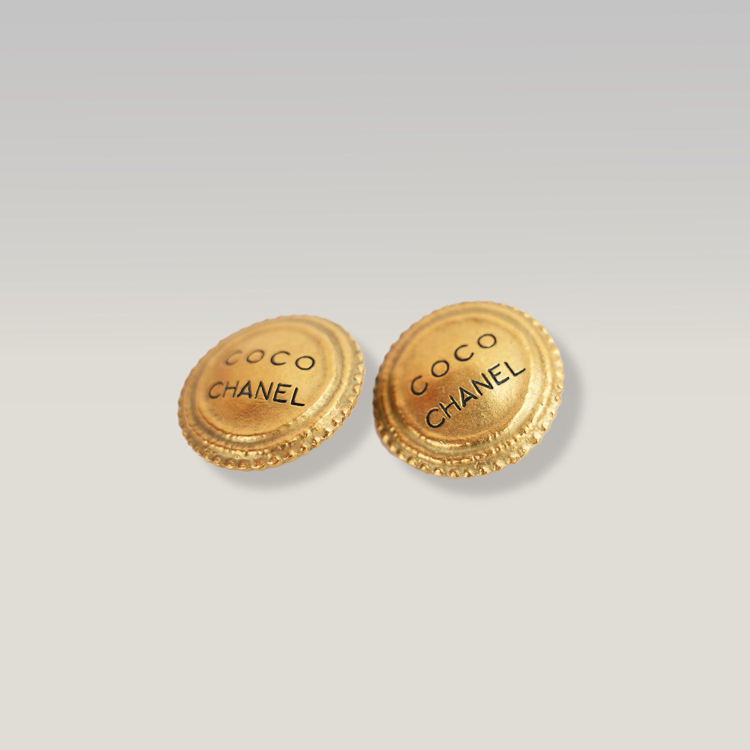 Chanel Orecchini a Clip Rotondi Vintage in Lega Metallica Dorata con Logo Coco Chanel