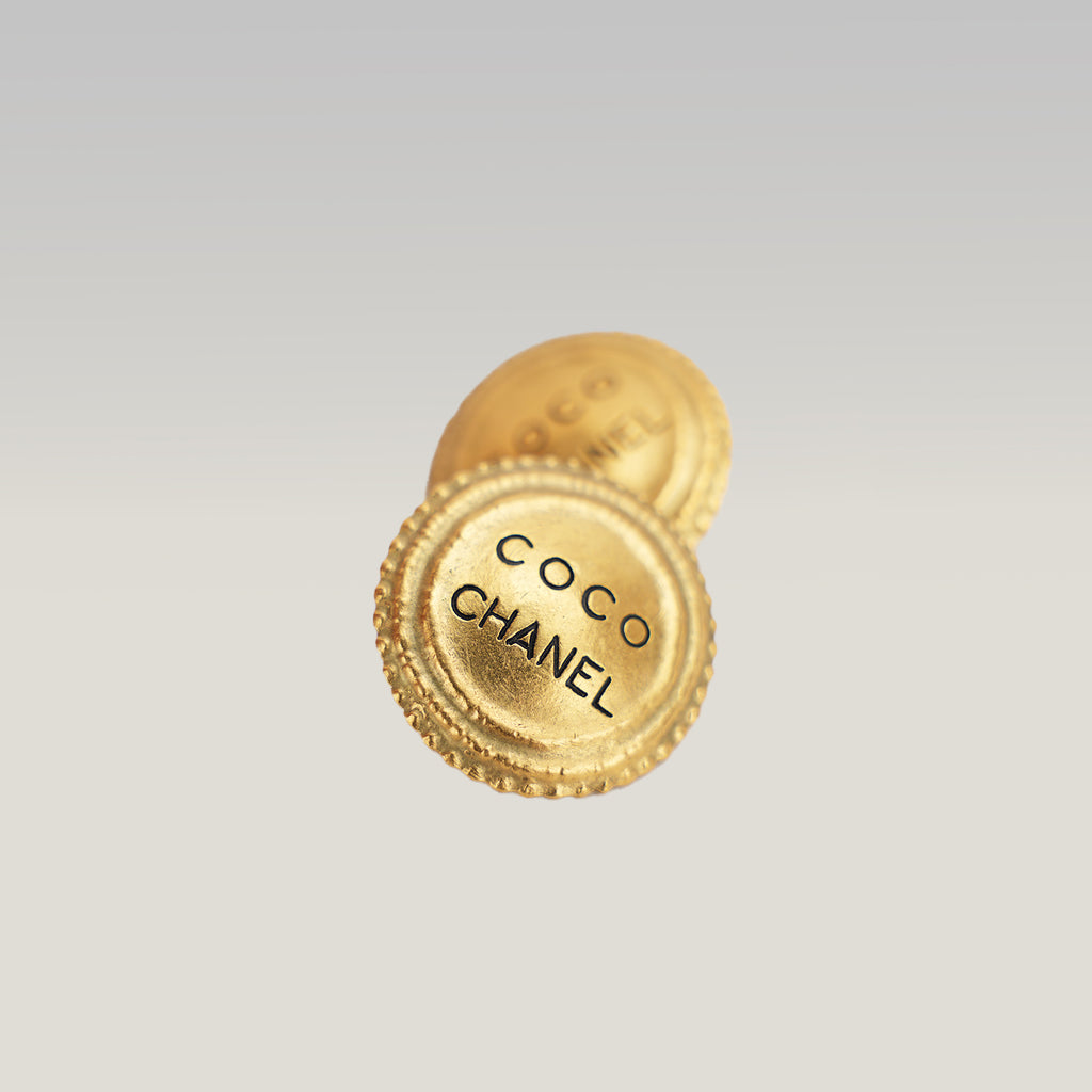 Chanel Orecchini a Clip Rotondi Vintage in Lega Metallica Dorata con Logo Coco Chanel