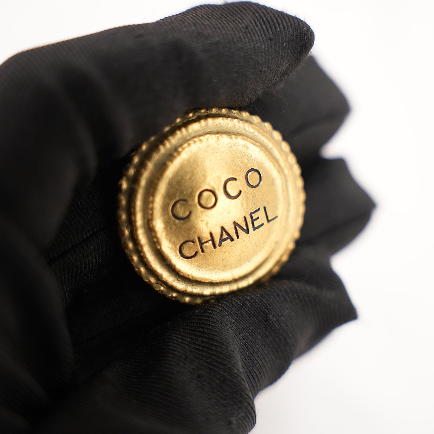 Chanel Orecchini a Clip Rotondi Vintage in Lega Metallica Dorata con Logo Coco Chanel