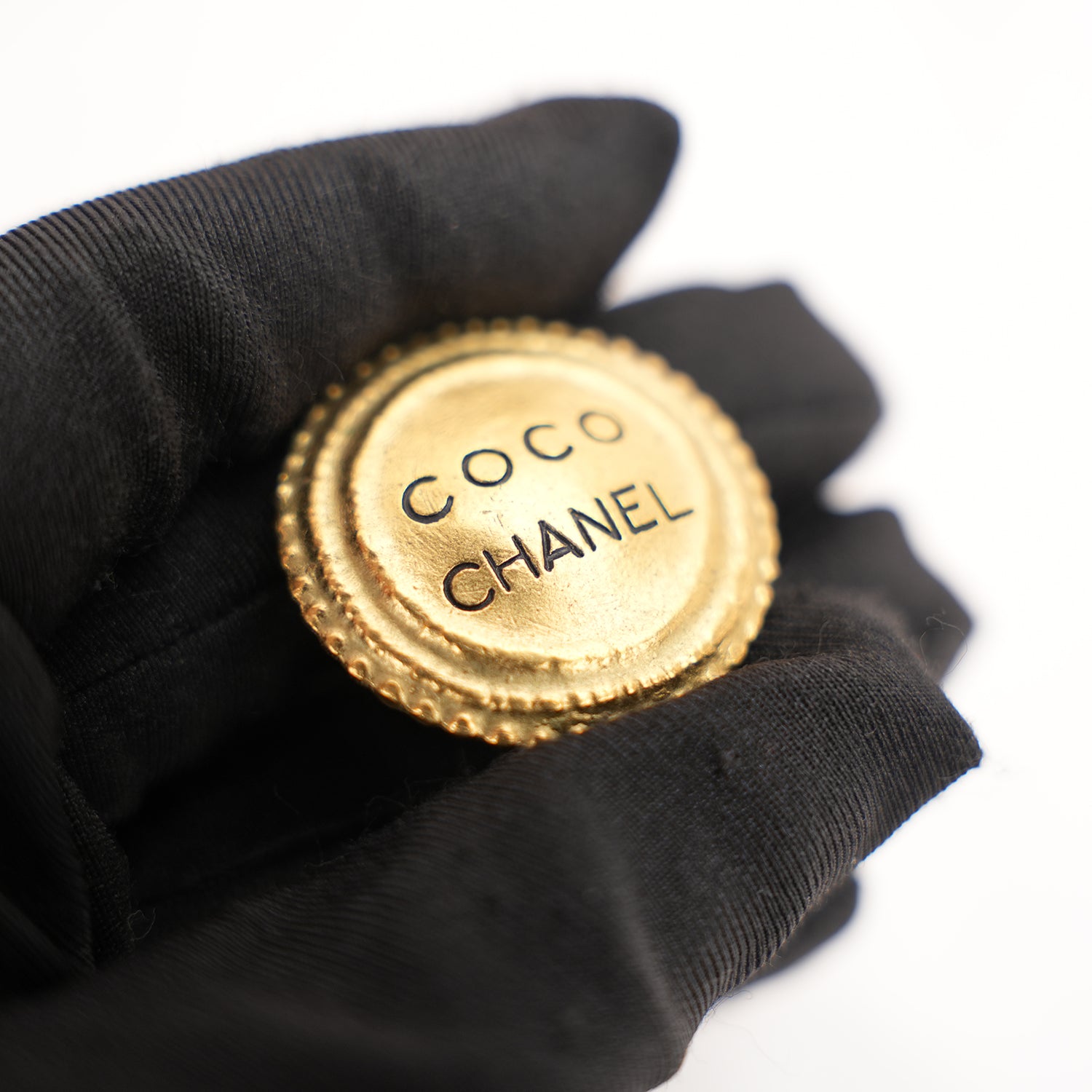 Chanel Orecchini a Clip Rotondi Vintage in Lega Metallica Dorata con Logo Coco Chanel