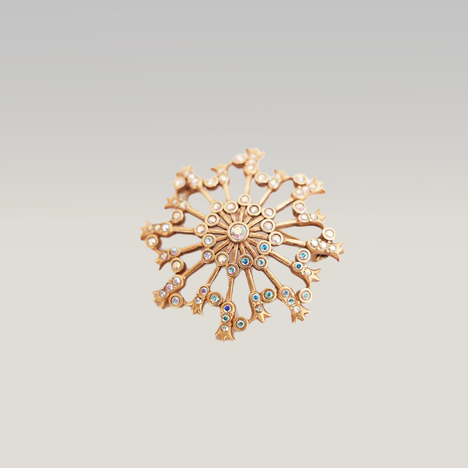 Givenchy Spilla Gioiello Dorata in Lega Metallica con Strass – Broche Vintage a Raggiera