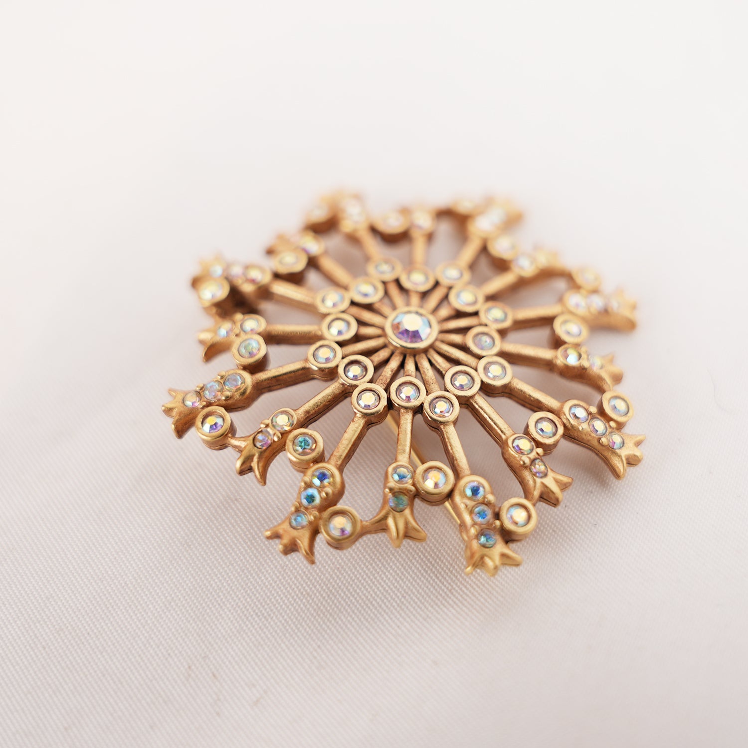 Givenchy Spilla Gioiello Dorata in Lega Metallica con Strass – Broche Vintage a Raggiera