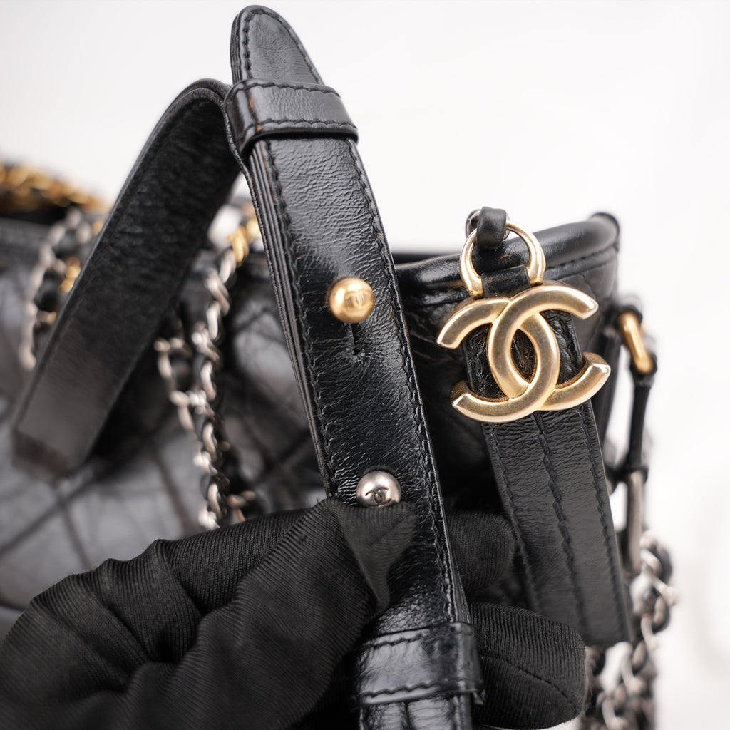 Chanel Gabrielle Small Hobo Borsa a Spalla in Pelle Nera Matelassé con Catena