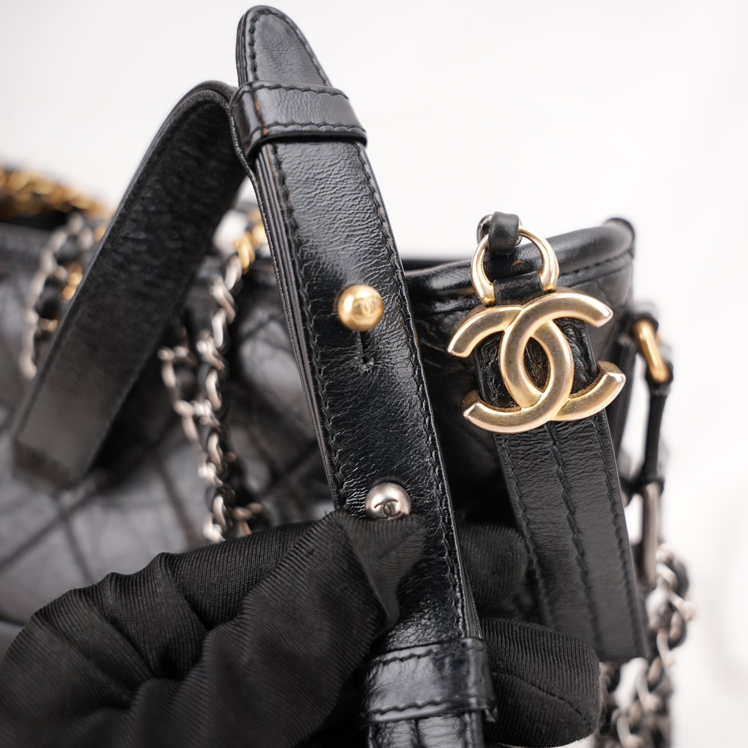 Chanel Gabrielle Small Hobo Borsa a Spalla in Pelle Nera Matelassé con Catena