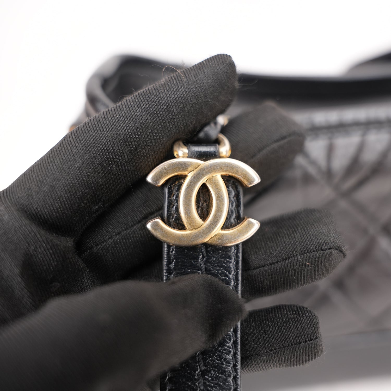 Chanel Gabrielle Small Hobo Borsa a Spalla in Pelle Nera Matelassé con Catena