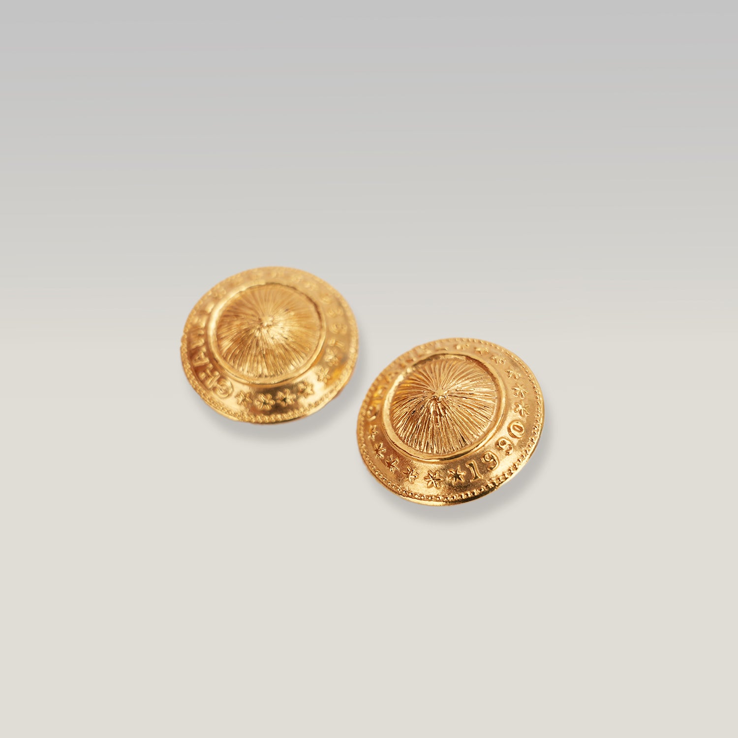 Chanel Orecchini a Clip Vintage Rotondi in Metallo Dorato con Logo Chanel – Bijoux Donna