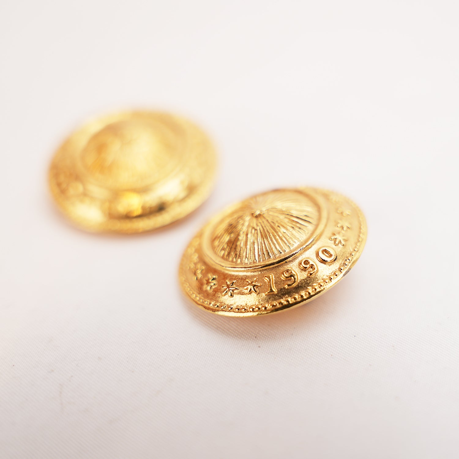 Chanel Orecchini a Clip Vintage Rotondi in Metallo Dorato con Logo Chanel – Bijoux Donna