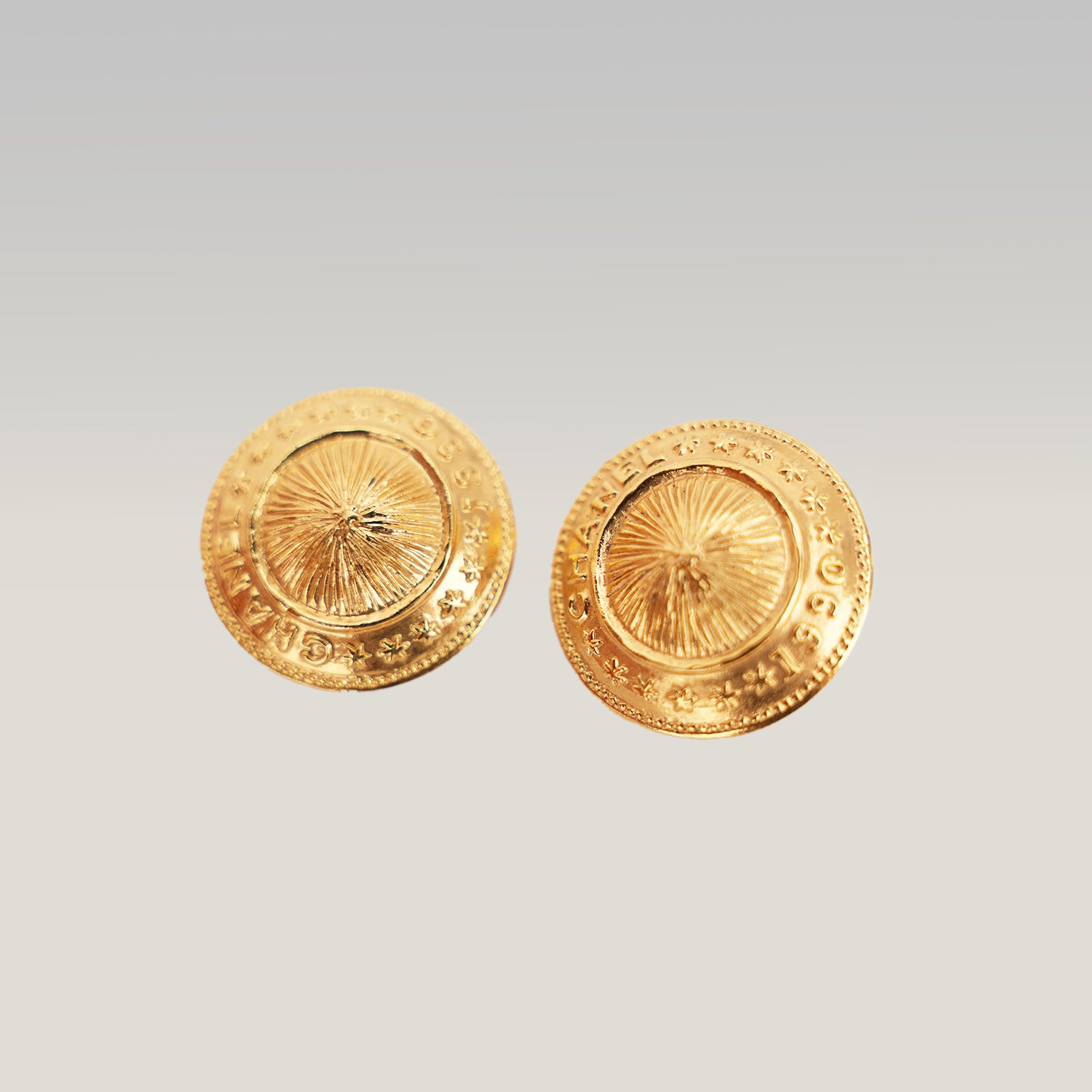 Chanel Orecchini a Clip Vintage Rotondi in Metallo Dorato con Logo Chanel – Bijoux Donna