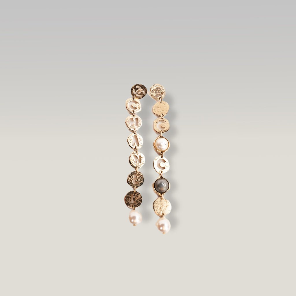 Chanel Orecchini Pendenti Lunghi Vintage 2019 in Metallo Dorato con Scritta COCO CHANEL, Cristalli e Perle