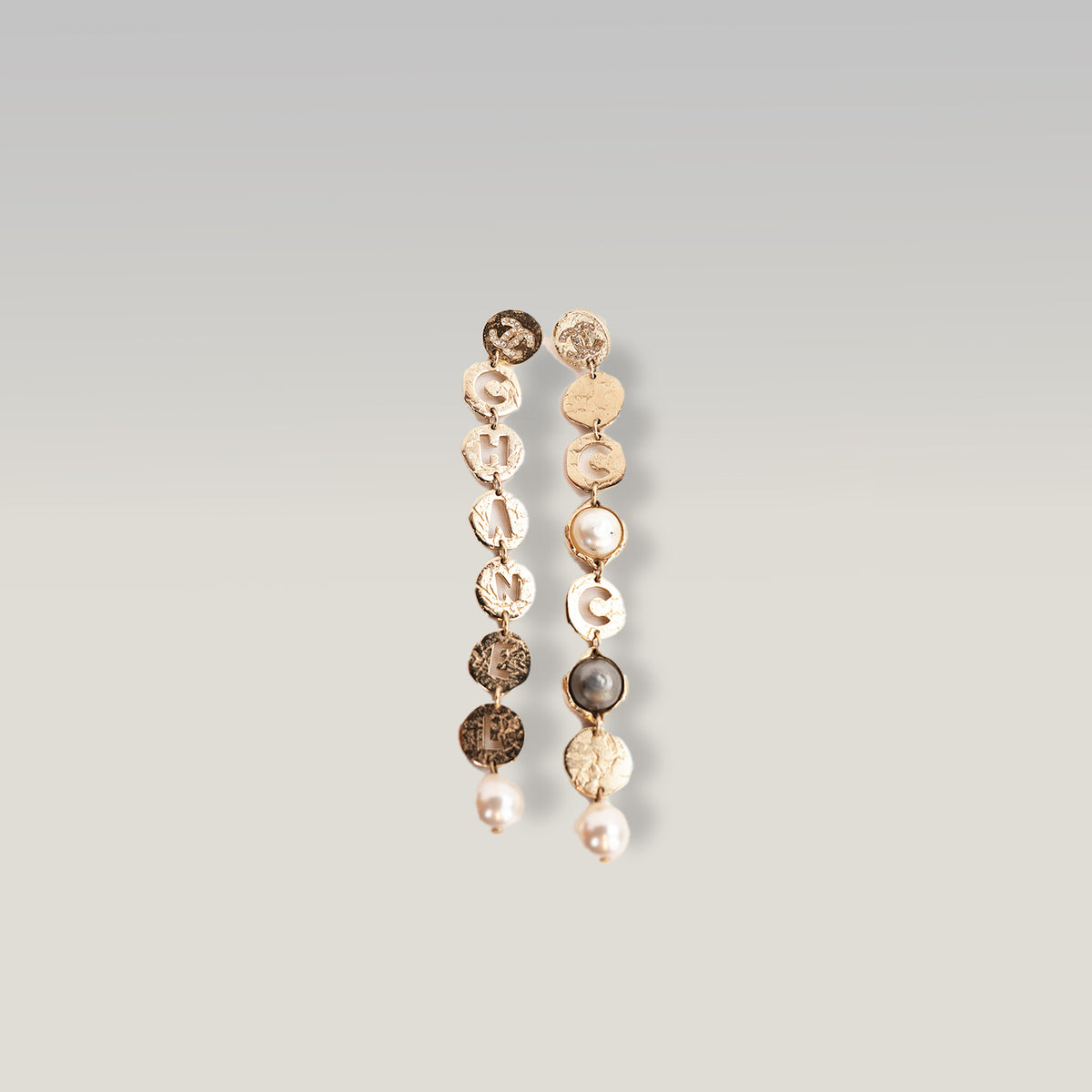 Chanel Orecchini Pendenti Lunghi Vintage 2019 in Metallo Dorato con Scritta COCO CHANEL, Cristalli e Perle