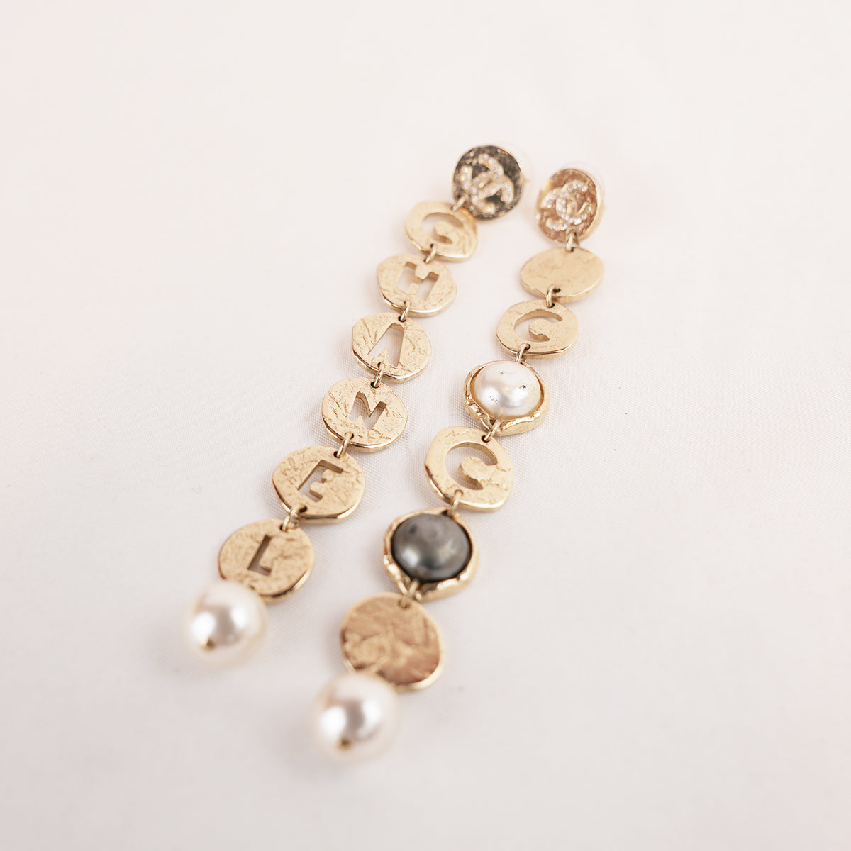 Chanel Orecchini Pendenti Lunghi Vintage 2019 in Metallo Dorato con Scritta COCO CHANEL, Cristalli e Perle