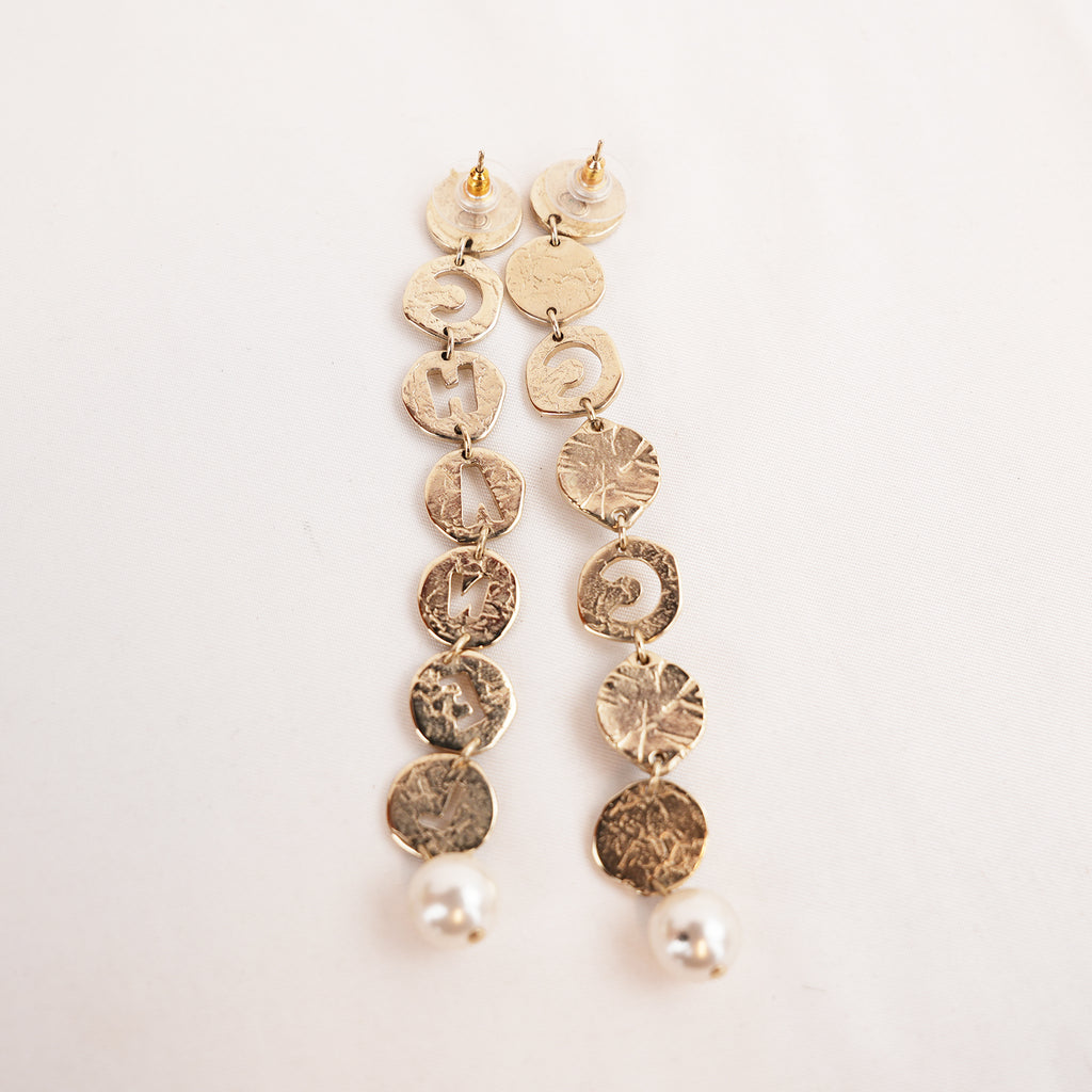 Chanel Orecchini Pendenti Lunghi Vintage 2019 in Metallo Dorato con Scritta COCO CHANEL, Cristalli e Perle
