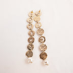 Chanel Orecchini Pendenti Lunghi Vintage 2019 in Metallo Dorato con Scritta COCO CHANEL, Cristalli e Perle
