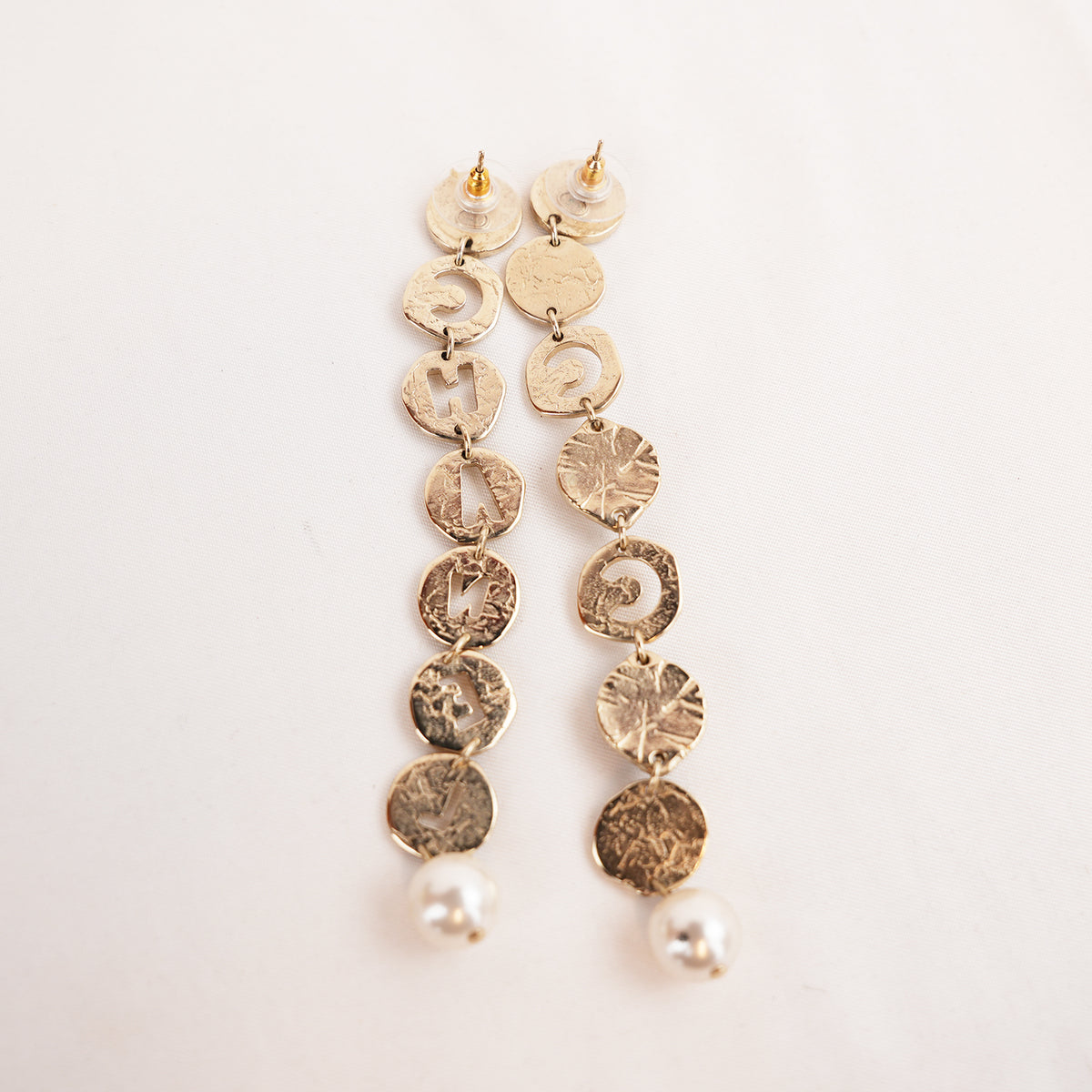 Chanel Orecchini Pendenti Lunghi Vintage 2019 in Metallo Dorato con Scritta COCO CHANEL, Cristalli e Perle