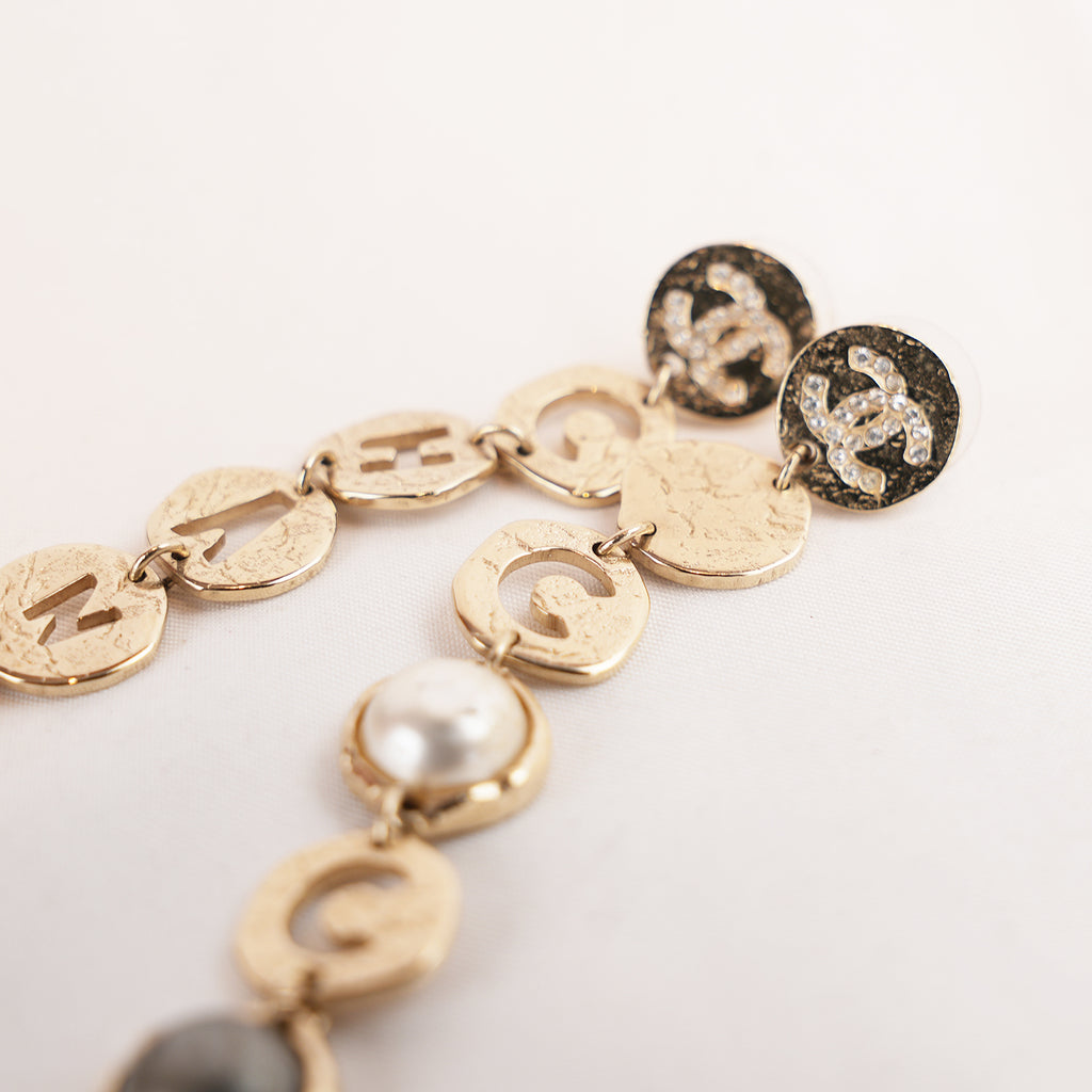 Chanel Orecchini Pendenti Lunghi Vintage 2019 in Metallo Dorato con Scritta COCO CHANEL, Cristalli e Perle