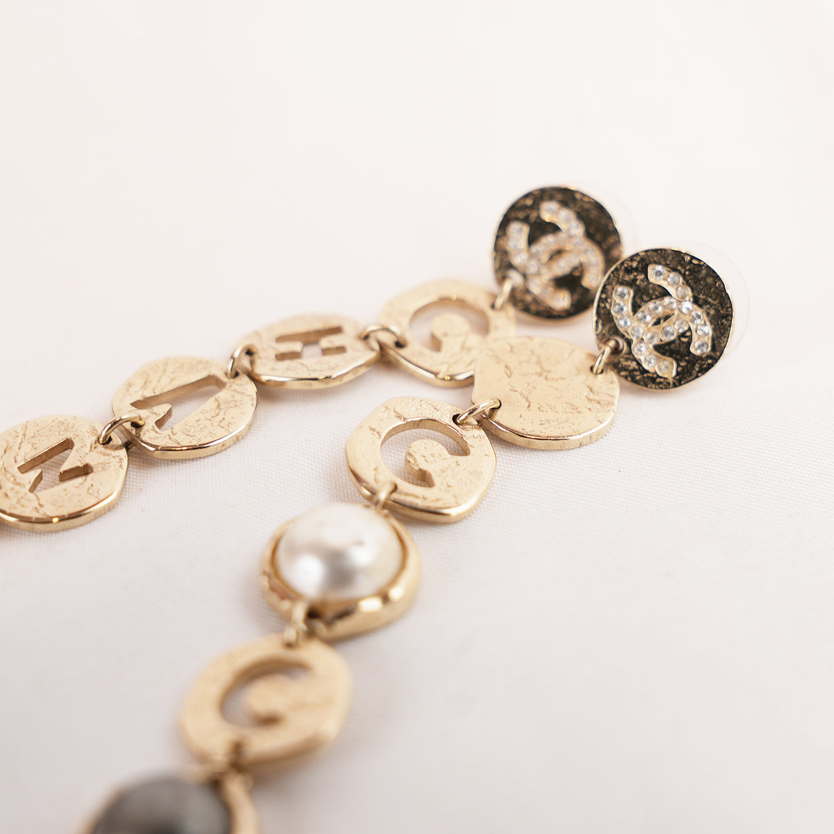 Chanel Orecchini Pendenti Lunghi Vintage 2019 in Metallo Dorato con Scritta COCO CHANEL, Cristalli e Perle