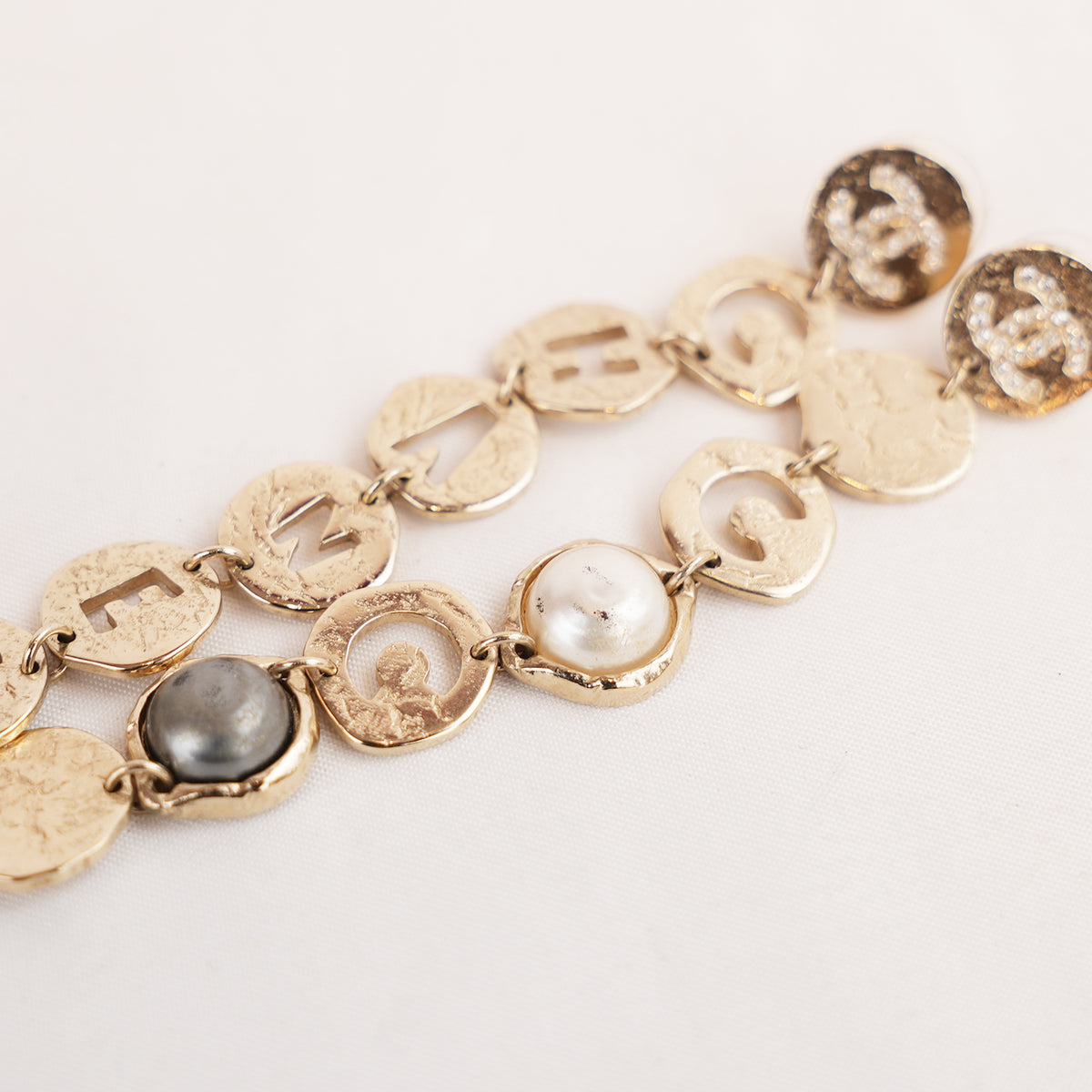 Chanel Orecchini Pendenti Lunghi Vintage 2019 in Metallo Dorato con Scritta COCO CHANEL, Cristalli e Perle