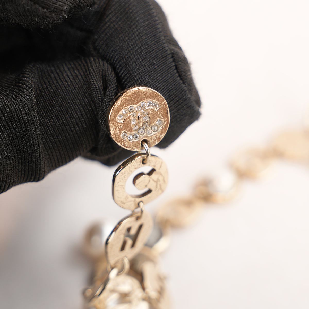 Chanel Orecchini Pendenti Lunghi Vintage 2019 in Metallo Dorato con Scritta COCO CHANEL, Cristalli e Perle