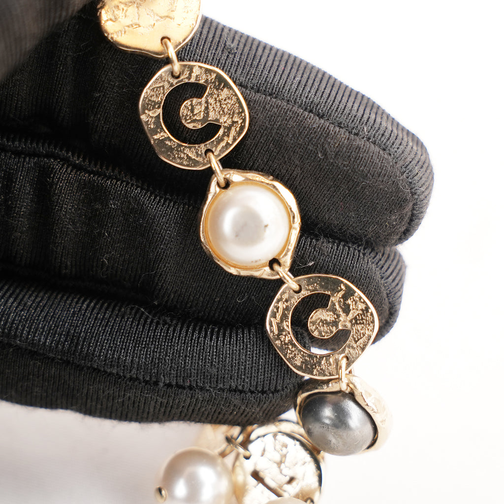 Chanel Orecchini Pendenti Lunghi Vintage 2019 in Metallo Dorato con Scritta COCO CHANEL, Cristalli e Perle